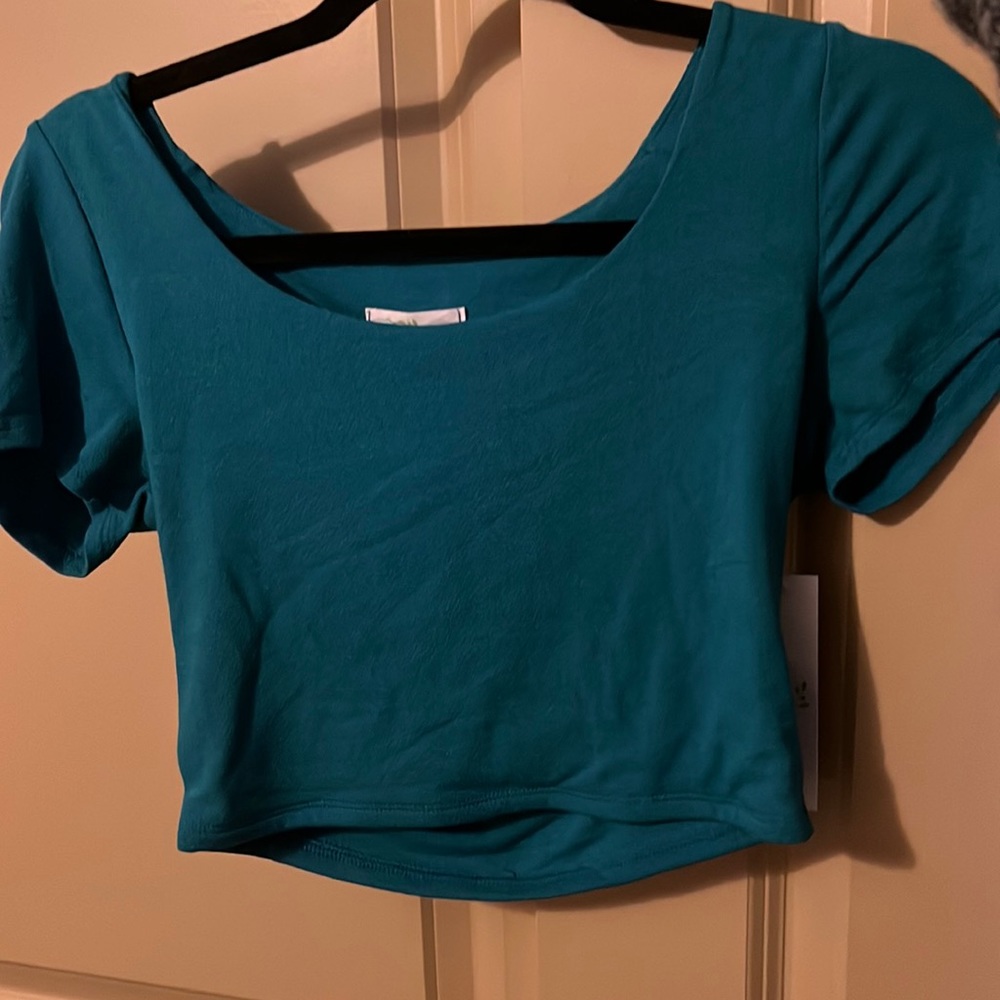 This is a Live in the Moment teal medium cropped top